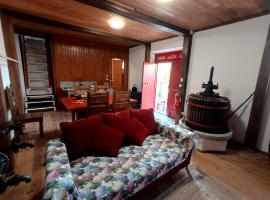 Um quarto da Casa do Monte Adega, hotel in Água de Alto