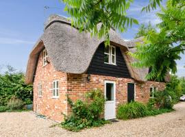 Charming thatched cottage near New Forest, alojamiento con cocina en Breamore