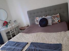 The castle & stay, hotel with pools in Örebro