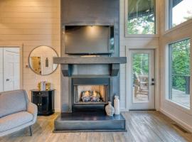 Mountain Abode - Luxury Cabin with Hot Tub，位于蓝岭的酒店