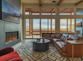 Upscale Masterpiece - Mountain Views with Hot Tub