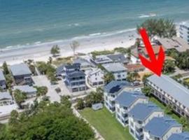 Oceanview - Pool - Game Room - Steps to Beach - Sleeps 8, hotel in Clearwater Beach
