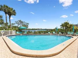 Oceanview Beach Retreat - Pool & Game Room - Steps to Beach - Sleeps 8, Cottage in Clearwater Beach