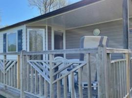 Mobil home confortable avec terrasse pour 4 personnes - API-1-52-583, hotel in Banes