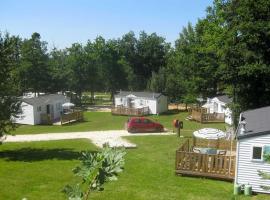 Mobil home confortable avec terrasse en Charente-Maritime - API-1-52-690, hotel en Le Fouilloux