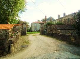 Le Manoir "Aux Douves", hotel with parking in Bazoges-en-Paillers