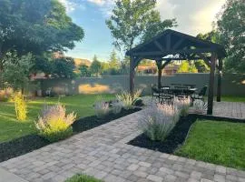 Sedona Uptown Gem!Large yard w grass and shade trees! Views!! NEW! BARREL SAUNA!!! Close to trails, walk to Uptown Sedona, restaurants and shopping