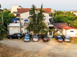 вила Лора, hotel v destinaci Sinemorets