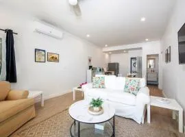 Laughing Bird 1BR #3 - Brand New Stylish Apartment, Pool, Beach condo