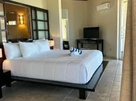Sky Beach Club Bungalow 3 Steps from Beach With Club, Pool bungalow