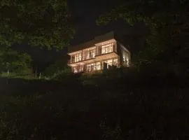 The Whispering Oaks Retreat Luxury Rooms