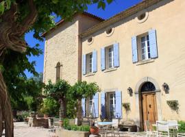 Les Carmes and spa, family hotel in Le Thor