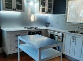 Maple Leaf Cottage، فندق في دوبو