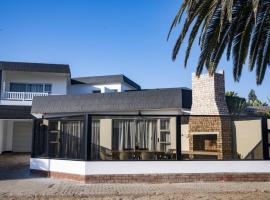 Poseidon Beachfront Holiday Home, kh&aacute;ch sạn th&acirc;n thiện với th&uacute; nu&ocirc;i ở Swakopmund