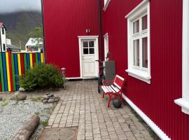 Newly renovated house in the old part of Isafjordur sleeps 5 in 3 bedrooms: &Iacute;safj&ouml;r&eth;ur şehrinde bir kendin pişir kendin ye tesisi