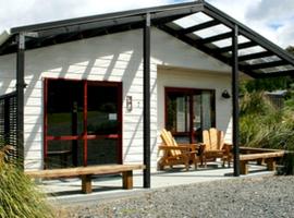 Modern Cottage near Plenty of Hiking Trails in Catlins, New Zealand โรงแรมในChaslands