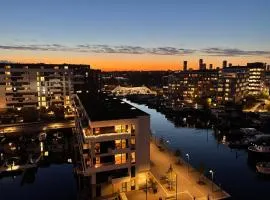 Luksuslejlighed på 7 sal med elevator, vestvendt altan og udsigt over havn og by