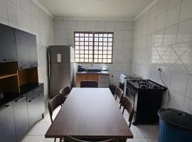 Casa em rua tranquila, 10 pessoas, 3 carros