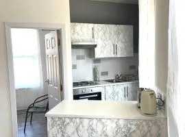 1-Bedroom Studio with Parking, Steps from the Promenade