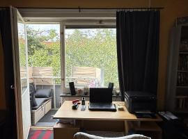 Apartment in South West Stockholm w Balcony near Metro, convenient to Avicii Arena, 3 Arena, Friends Arena and Royal Opera, hotel in Stockholm