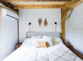 Lux Chalet 4 Bd Fireplace HotTub AC Pet Friendly