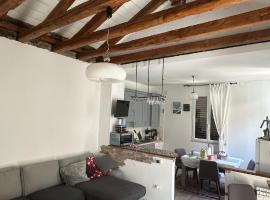 Casa indipendente con giardino privato e posto macchina gratuito, hotel v Terstu