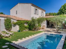 Gorgeous village home with heated pool, ideally located, hotel v destinaci Maussane-les-Alpilles