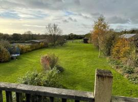Private Countryside Annexe with Exclusive Wood Burner, Outdoor Hot Shower & Views, hotel a Medstead