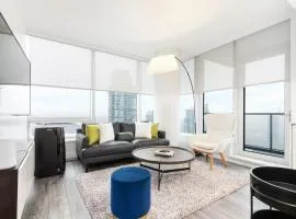 Brentwood 2BR Condo with City Views, Workspace and Parking for 6
