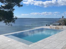 Oceanfront Retreat Heated Pool, Sauna, Jacuzzi, hotel v destinaci Stavsnäs