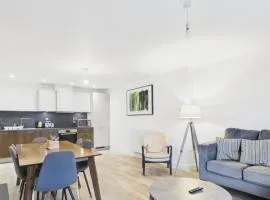 Modern 2-Bed, 2-Bath Apartment in Central Ashford