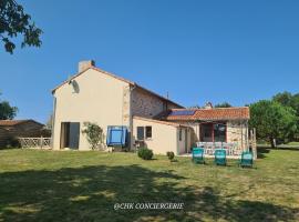 La Dorgisière - Ferme du XVIIe rénovée, grand jardin arboré à 15 min du Puy duFou, Hotel in Saint-Amand-sur-Sèvre