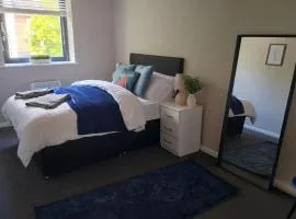 Modern Single-Floor Apartment - Sleeps 8
