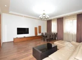 Aram street, 2 bedrooms Beautiful and Spacious apartment DI888
