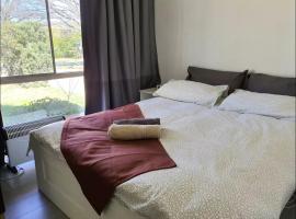 Dana-Large Room in a Shared House-Close to City & ANU-1, hotel di Downer