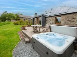 Sams Cottage with Loch Tay Vistas and Hot Tub