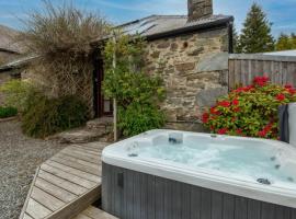 Loch Tay Bothy Cottage with Hot Tub, hotel v destinaci Lawers