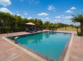 Tata Vista Resort, Vrindavan - #big swimming pool #luxury rooms #gardens #playing zone #away from city hustle # BY ELEGANCE GROUP#, hotel in Vrindāvan