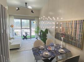 Playful 1BR With Magnificant Bayview Garden View Near Okada Solaire Aiports with Free Parking, hotel con hidromasaje en Manila