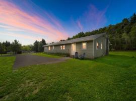 Liberty Lakefront Home - Pool, Hot Tub, Sauna, ξενοδοχείο σε Ferndale