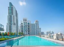 High Floor Unit Heart Of Miami with pool and gym