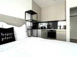 Brand New Minimalist Flat, Free Parking & Wifi
