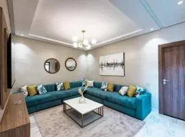 Cozy City-View Apartment in Vibrant Downtown