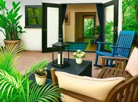 Chic Private Hollywood Hills Guest Suite Oasis with Tree-Top Views, Outdoor Living Room, Only 2 Minutes from Hollywood Boulevard
