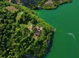 Twin Villas Komani Lake