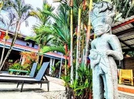 Intimate Earthy Vibe - Room in a Tropical Paradise