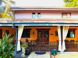 Lovely Tropical Ensuite Bedroom - Pool AC Hot H2O