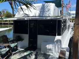 Baycation Houseboat，位于塔维涅的豪华帐篷营地