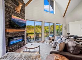 Bearfoot Bungalow - Lakefront Paradise, hotel in Sevierville