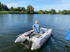 Exklusives Hausboot - Sauna, Sonnendeck & privates Beiboot – hotel w mieście Kolonie Roeske